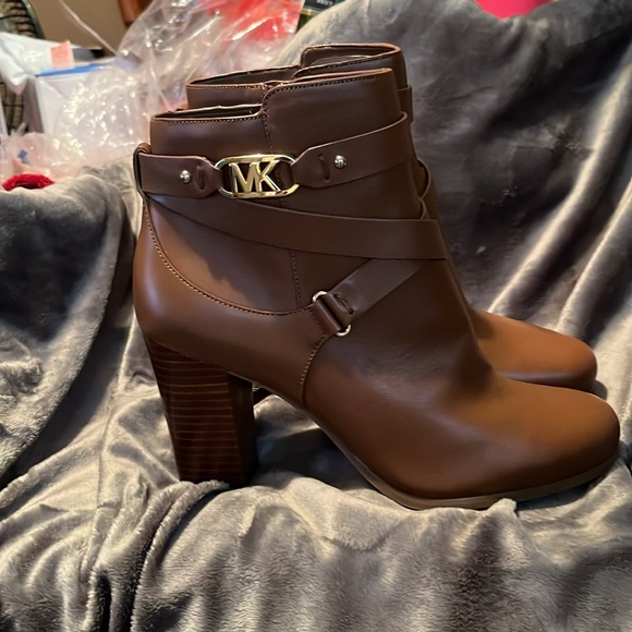 9 1/2 Michael Kors block heel cognac color - Picture 2 of 5